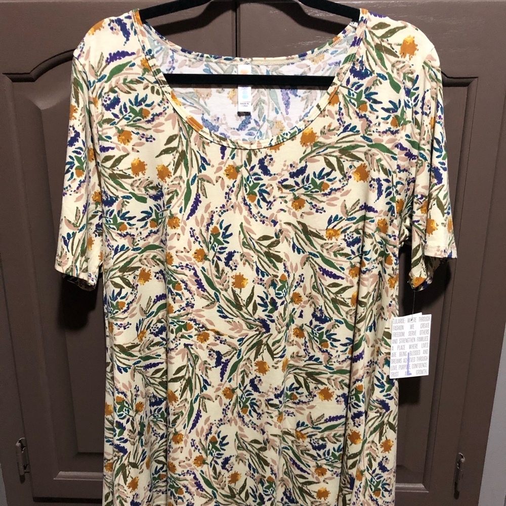 Large LuLaRoe perfect T new with tag.
